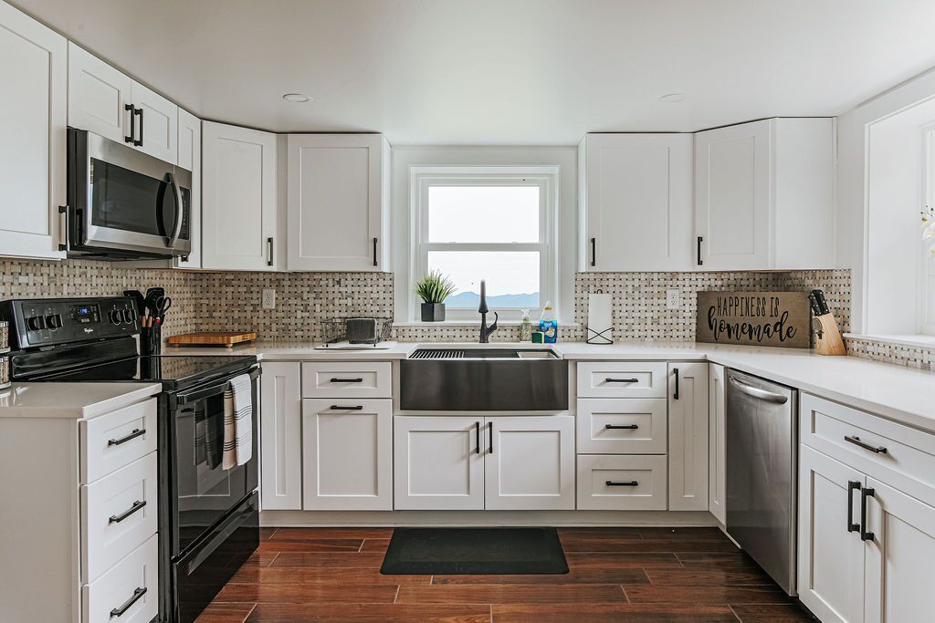 Coffee/tea maker, fridge, microwave, oven