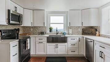 Coffee/tea maker, fridge, microwave, oven