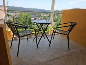 Outdoor dining - Serene 2-bedroom house in charming Granjal perfect for relaxing stay (Bragança)