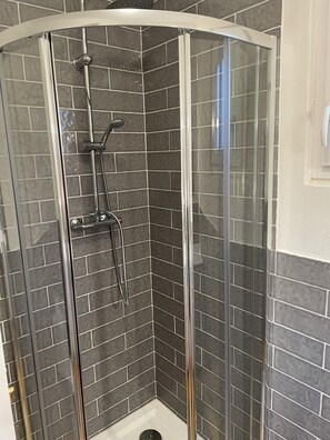 Shower, hair dryer, towels, soap - Serene 2-bedroom house in charming Granjal perfect for relaxing stay (Bragança)
