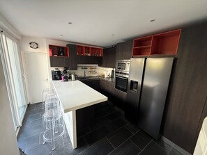 Private kitchen - Beautiful family home in the heart of La Baule, 5 minutes walk from the beach. (La Baule-Escoublac)