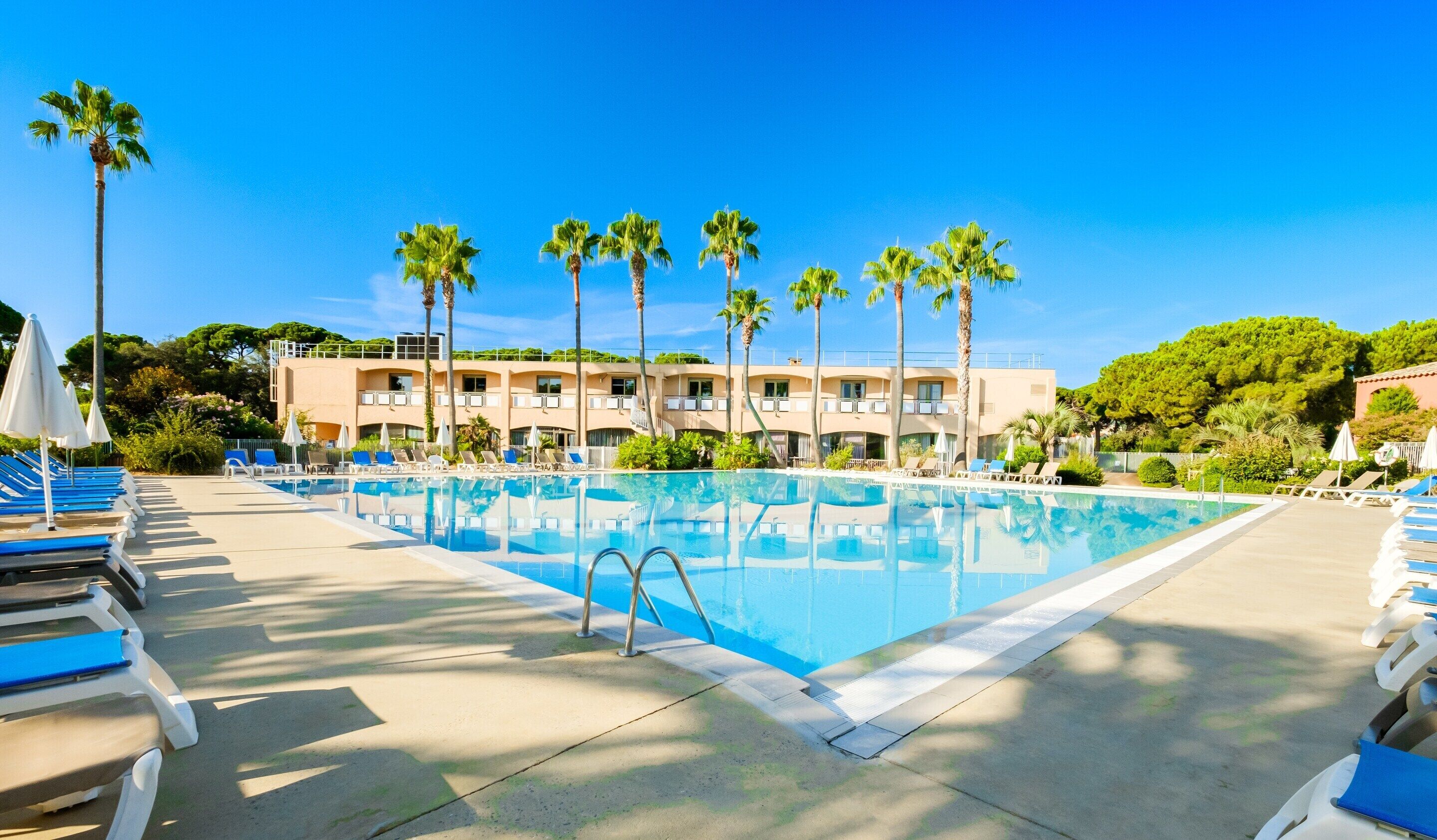 Apartamento | Piscina | Una piscina al aire libre, una piscina climatizada