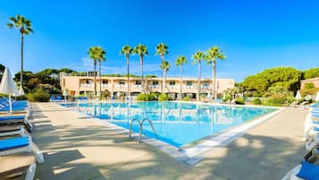 Apartamento | Piscina | Una piscina al aire libre, una piscina climatizada