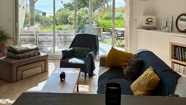 A modern living room with a sofa, armchair, and coffee table. - Marseille: sea and garden views at Endoume! (Marseille)