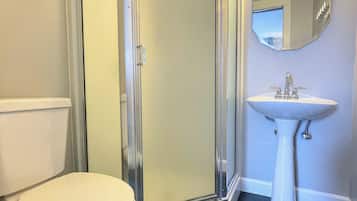 Haartrockner, Handtücher, Seife, Toilettenpapier