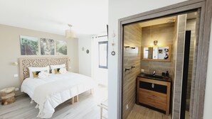 Ein Schlafzimmer mit Bett, Nachttisch und Fenster.