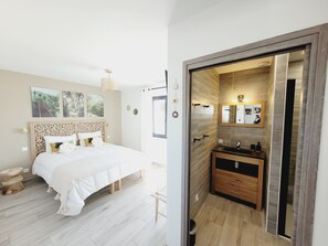 Ein Schlafzimmer mit Bett, Nachttisch und Fenster.