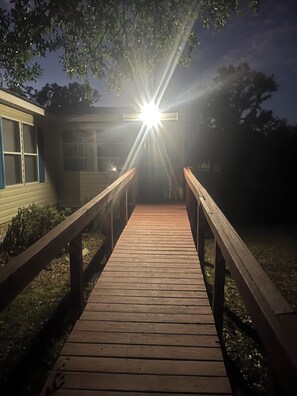 Property grounds - 3-bedroom home in soothing Live Oak with AC.Close to the Suwannee River and ACV. (Live Oak)