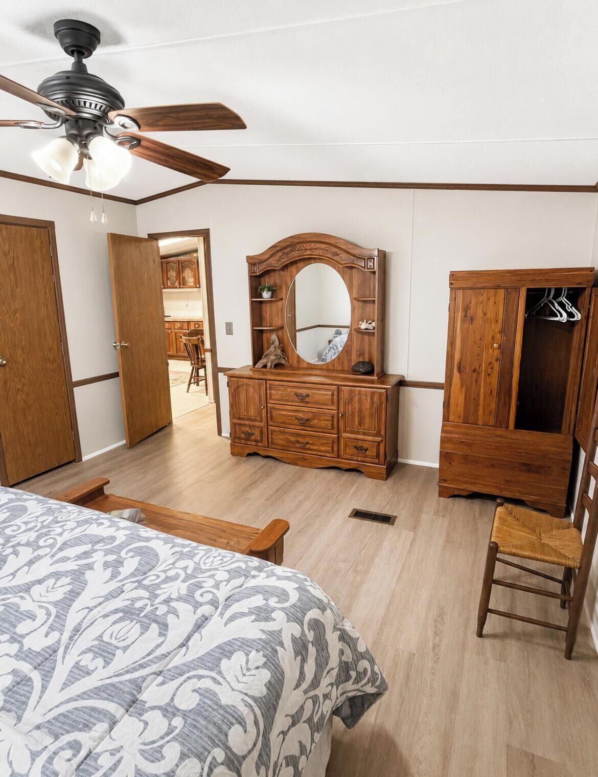 3 chambres, fer et planche à repasser, lit de bébé portatif