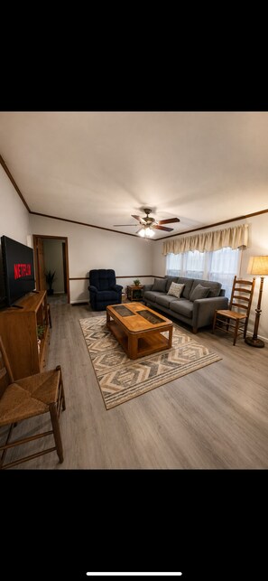 Smart TV, books - 3-bedroom home in soothing Live Oak with AC.Close to the Suwannee River and ACV. (Live Oak)
