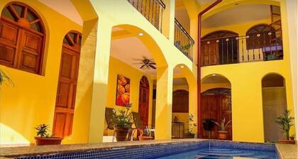 Charming Downtown Colonial-Private Pool & King Beds