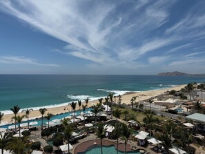 Ein Resort mit Poolbereich, Zugang zum Strand und Meerblick.
