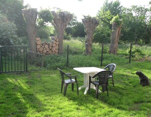 Outdoor dining - Vrbo Property (Herleville)
