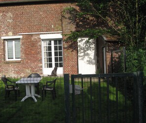 Outdoor dining - Vrbo Property (Herleville)