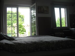 Room - Vrbo Property (Herleville)