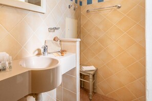 Apartment | Bathroom - 2-bedroom Stay With Pool (Mallemort)