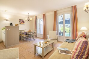 Apartment | Living room - 2-bedroom Stay With Pool (Mallemort)