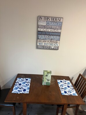 Dining - Comfortable 3-bedroom townhome in beautiful East Point with AC & amenities (East Point)