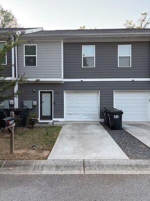 Exterior - Comfortable 3-bedroom townhome in beautiful East Point with AC & amenities (East Point)