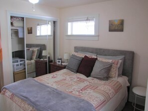 Tabla de planchar con plancha, wifi y ropa de cama 