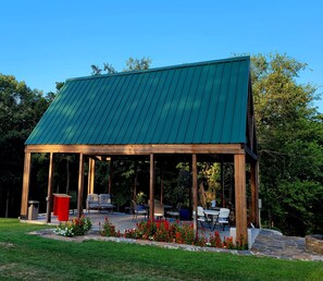 Outdoor dining - The Ridge Cabin Scenic Ozark View/Close to the Buffalo/Chef's Kitchen/KING BED (Harriet)