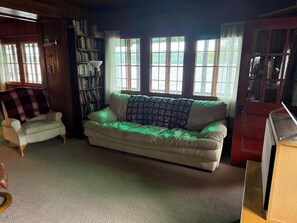 Living area - Private 5-bedroom estate perfect for relaxing in Raquette Lake (Raquette Lake)