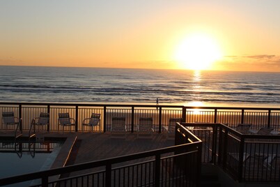 NEW! Surfside Oasis - Oceanfront 1 bedroom Beach Condo in New Smyrna Beach FL