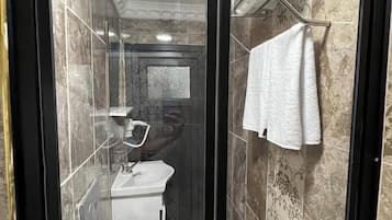 Regadera, amenidades de baño gratuitas, secadora de cabello, toallas