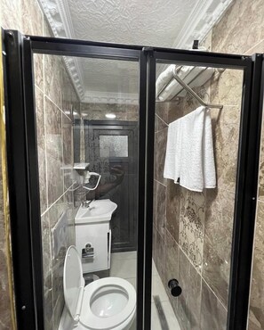 Shower, free toiletries, hair dryer, towels - İstanbul  (İstanbul)