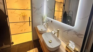 A modern bathroom with two sinks, a large mirror, and a glass shower enclosure. - The Secret Rock (La Roche-en-Ardenne)