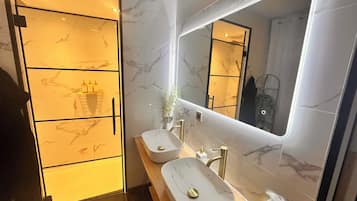 Een douche, een haardroger, handdoeken, zeep