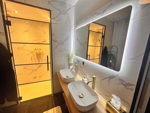 Bathroom - Vrbo Property (La Roche-en-Ardenne)