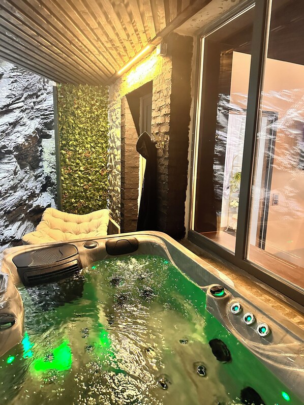 Outdoor spa tub - Vrbo Property (La Roche-en-Ardenne)