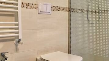 Shower, hair dryer, bidet, towels