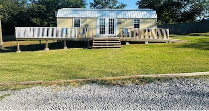 Family friendly, Spacious country setting near Lakes. roomy parking.