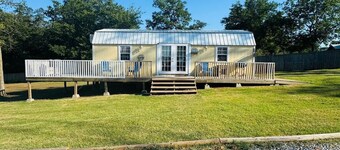 Family friendly, Spacious country setting near Lakes. roomy parking.