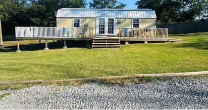 Family friendly, Spacious country setting near Lakes. roomy parking.