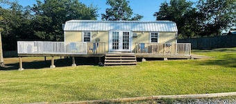 Family friendly, Spacious country setting near Lakes. roomy parking.
