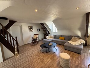 Living area - Vrbo Property (Saint-Aubin-sur-Mer)