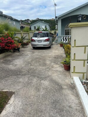 Property grounds - Wonderful 1-bedroom house with AC in Discovery Bay (Discovery Bay)