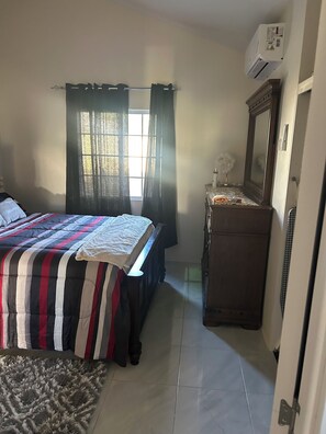 2 bedrooms, iron/ironing board, WiFi, bed sheets - Wonderful 1-bedroom house with AC in Discovery Bay (Discovery Bay)