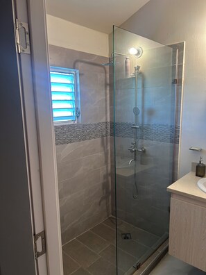 Doccia, asciugacapelli, asciugamani, sapone