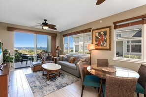 Living area - Ocean View 4BR for 12 in Kailua-Kona! (Kailua-Kona)
