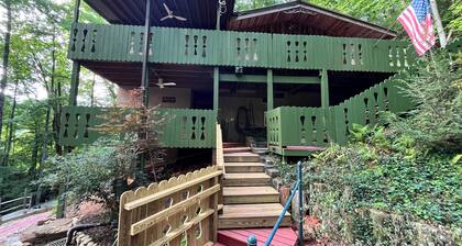 Edelhaus Unter in downtown Helen: A relaxing cabin steps away from city fun