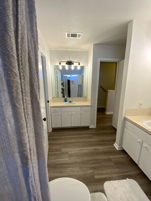 Hair dryer, towels, soap, toilet paper - Minimum 35 days Corp, Family Relocations. Furnished 3/1.5.Wifi++
3 mth Specials! (Killeen)