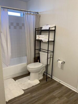 Hair dryer, towels, soap, toilet paper - Minimum 35 days Corp, Family Relocations. Furnished 3/1.5.Wifi++
3 mth Specials! (Killeen)