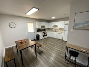 Private kitchen - Minimum 35 days Corp, Family Relocations. Furnished 3/1.5.Wifi++
3 mth Specials! (Killeen)