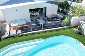 A modern outdoor pool area with a hot tub, a covered seating area, and a view of the house. - Les roches 160 m22 minutes from the beach swimming pool jacuzzi shower bali (Sanary-sur-Mer)