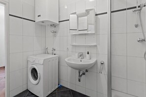 Apartment, 1 Double Bed with Sofa bed, Courtyard View | Bathroom - FarawayHomes Studio Krieglach 14 (Sommer)