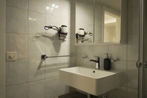 Asciugacapelli, asciugamani, sapone, carta igienica